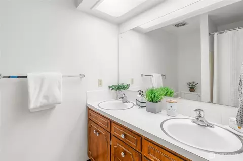 Bath - 4826 Glenhaven Dr, Everett, WA 98203 photo 2 of 2