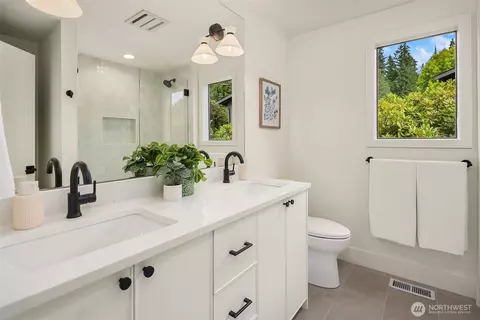Bath - 9504 Odin Way, Bothell, WA 98011 photo 4 of 6