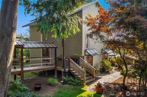 15539 Washington Ave NE, Bainbridge Island, WA 98110