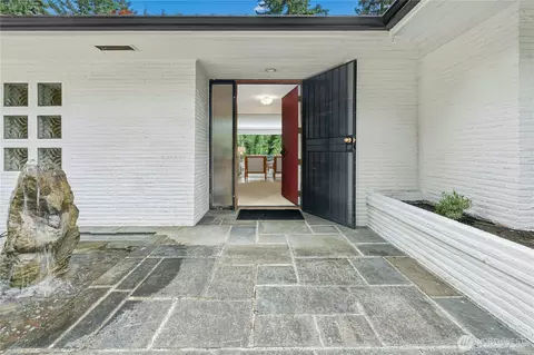 18411 40th Pl NE, Lake Forest Park, WA 98155