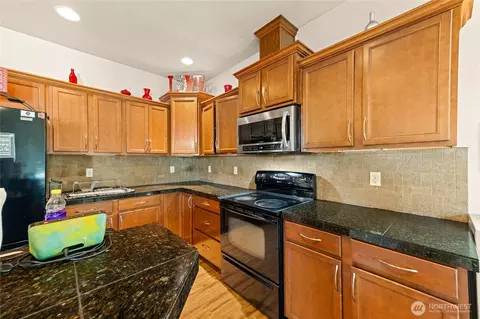 Kitchen - 1905 198th St E, Spanaway, WA 98387 photo 5 of 7