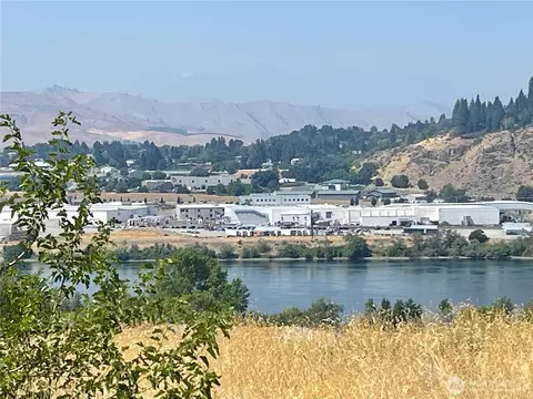 315 NW Deep River Crt, East Wenatchee, WA 98802