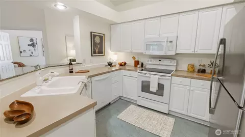 Kitchen - 424 228th St SW #H203, Bothell, WA 98021 photo 3 of 4