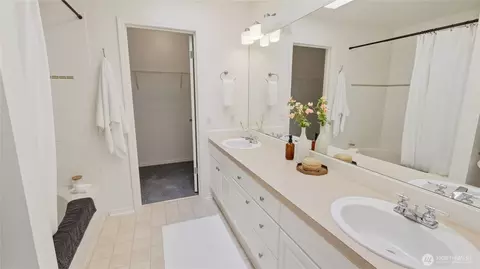 Bath - 424 228th St SW #H203, Bothell, WA 98021 photo 2 of 3