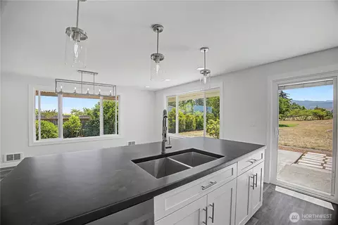 Kitchen - 921 W Oak Ct, Sequim, WA 98382 photo 4 of 7