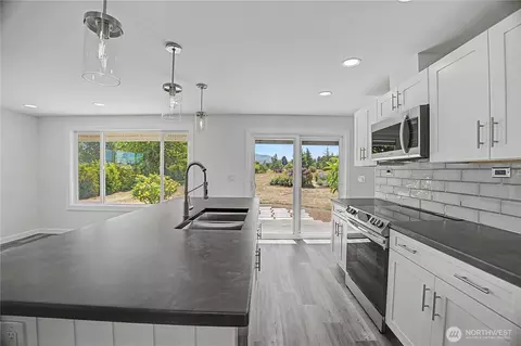 Kitchen - 921 W Oak Ct, Sequim, WA 98382 photo 6 of 7