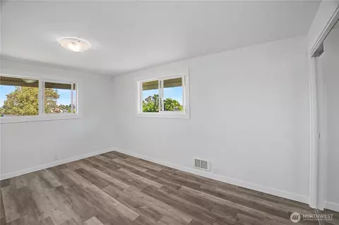 Bedroom - 921 W Oak Ct, Sequim, WA 98382 photo 2 of 4