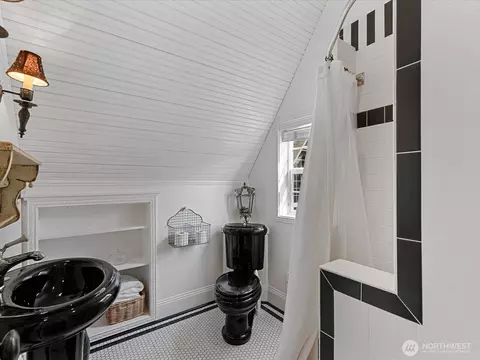 Bath - 519 Talbott St, La Conner, WA 98257 photo 1 of 1