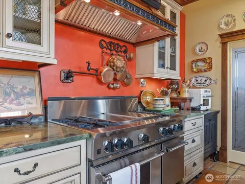 Kitchen - 519 Talbott St, La Conner, WA 98257 photo 2 of 5