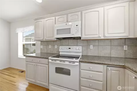 Kitchen - 1550 Mountain View Dr #C, Enumclaw, WA 98022 photo 3 of 3