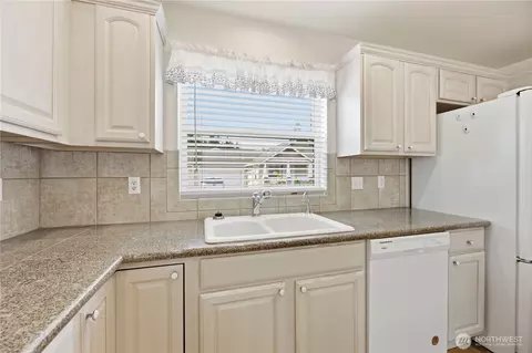 Kitchen - 1550 Mountain View Dr #C, Enumclaw, WA 98022 photo 2 of 3