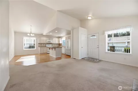 Living - 1550 Mountain View Dr #C, Enumclaw, WA 98022 photo 4 of 5