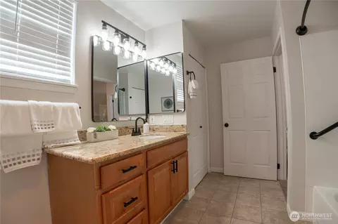 Bath - 15300 112th Ave NE #B108, Bothell, WA 98011 photo 1 of 4