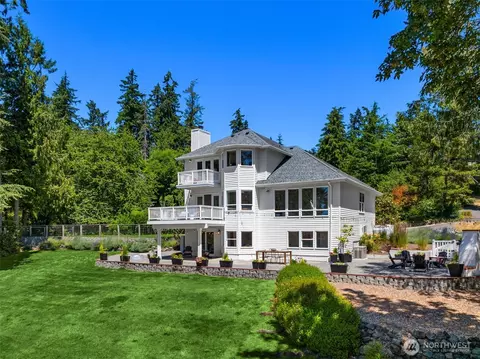 4105 Mattson Pl NE, Bainbridge Island, WA 98110