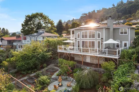 25764 Gold Beach Dr SW, Vashon, WA 98070