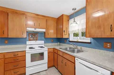Kitchen - 4808 223rd St E, Spanaway, WA 98387 photo 3 of 4