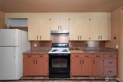 Kitchen - 870 Thorton Dr, Sequim, WA 98382 photo 2 of 3