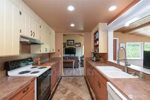 Kitchen - 870 Thorton Dr, Sequim, WA 98382 photo 3 of 3