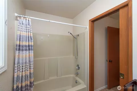 Bath - 870 Thorton Dr, Sequim, WA 98382 photo 2 of 4