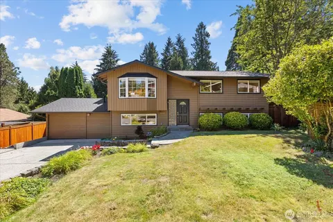 3205 NE 204th St, Lake Forest Park, WA 98155