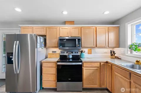 Kitchen - 120 Kakela Rd, Winlock, WA 98596 photo 2 of 3