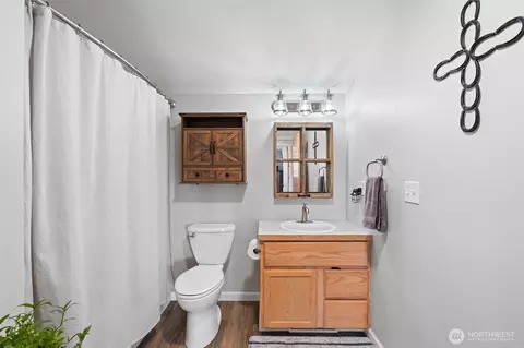 Bath - 120 Kakela Rd, Winlock, WA 98596 photo 1 of 3