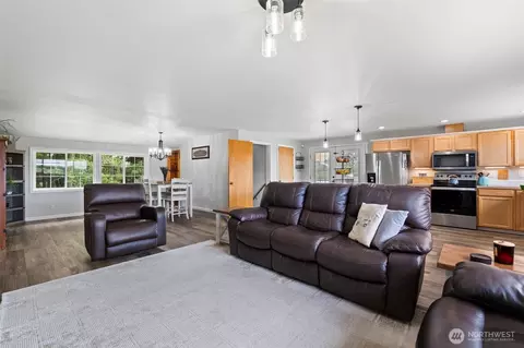 Living - 120 Kakela Rd, Winlock, WA 98596 photo 2 of 4