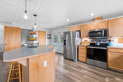 Kitchen - 120 Kakela Rd, Winlock, WA 98596 photo 3 of 3