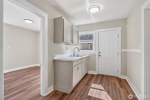 Entry Way - 3015 Dover St, Longview, WA 98632 photo 3 of 3