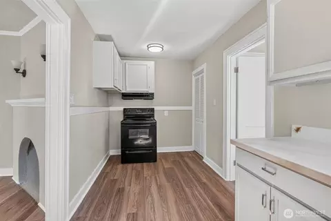 Entry Way - 3015 Dover St, Longview, WA 98632 photo 1 of 3