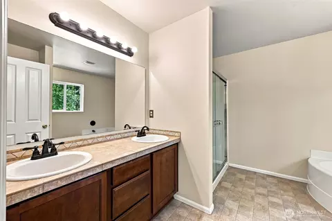 Bath - 1404 Daffodil Ave NE, Orting, WA 98360 photo 3 of 4