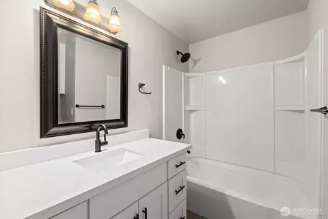 Bath - 3217 Norton Ave, Everett, WA 98201 photo 2 of 3