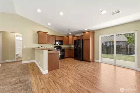 Living - 809 Clark Ct, Walla Walla, WA 99362 photo 3 of 4
