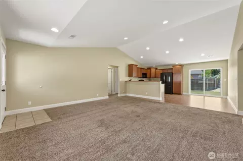Living - 809 Clark Ct, Walla Walla, WA 99362 photo 2 of 4