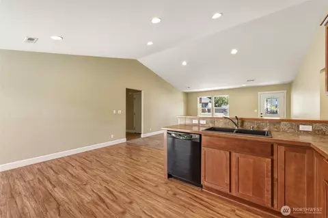 Living - 809 Clark Ct, Walla Walla, WA 99362 photo 4 of 4