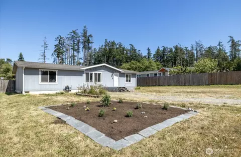 1060 Sidney St, Oak Harbor, WA 98277