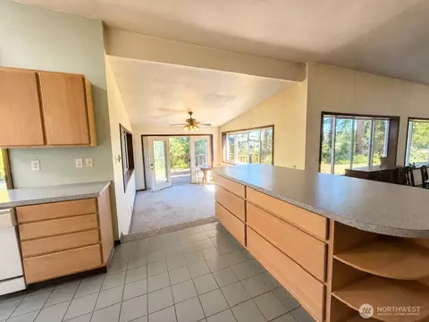 Kitchen - 334 Harmon Rd, Chehalis, WA 98532 photo 6 of 6