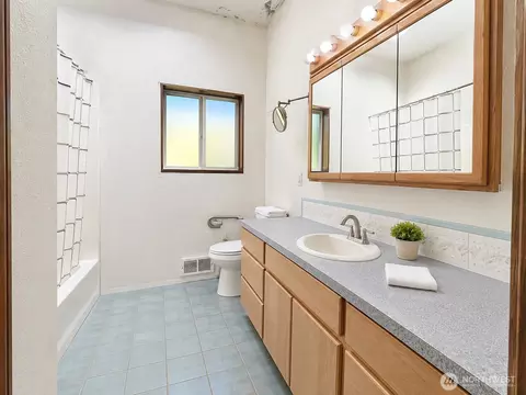 Bath - 334 Harmon Rd, Chehalis, WA 98532 photo 2 of 2