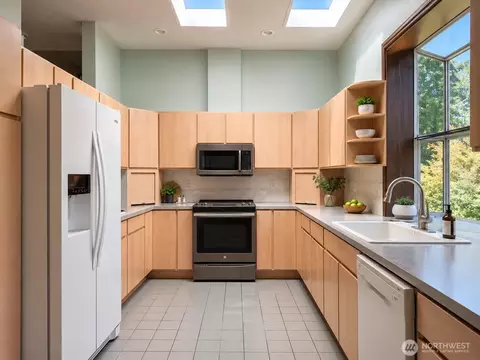 Kitchen - 334 Harmon Rd, Chehalis, WA 98532 photo 2 of 6