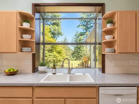 Kitchen - 334 Harmon Rd, Chehalis, WA 98532 photo 5 of 6
