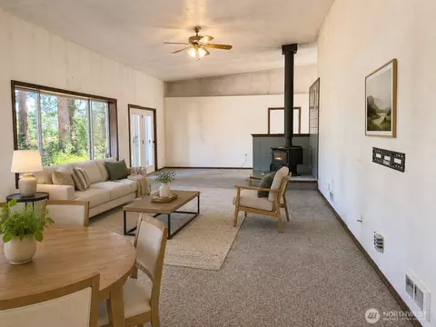 Living - 334 Harmon Rd, Chehalis, WA 98532 photo 2 of 3
