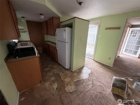 Kitchen - 603 Kansas St SW #1 & 2, Orting, WA 98360 photo 4 of 5