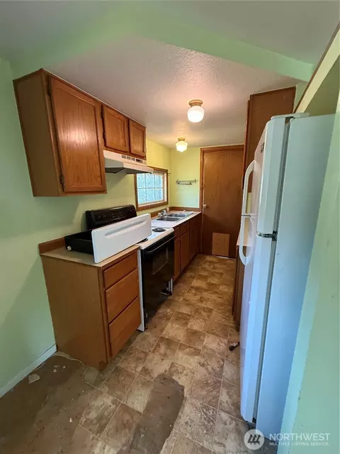 Kitchen - 603 Kansas St SW #1 & 2, Orting, WA 98360 photo 5 of 5
