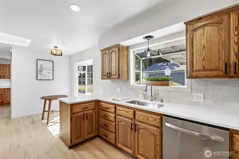 Kitchen - 2839 Parkview Dr, Longview, WA 98632 photo 1 of 5