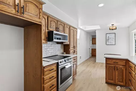 Kitchen - 2839 Parkview Dr, Longview, WA 98632 photo 4 of 5