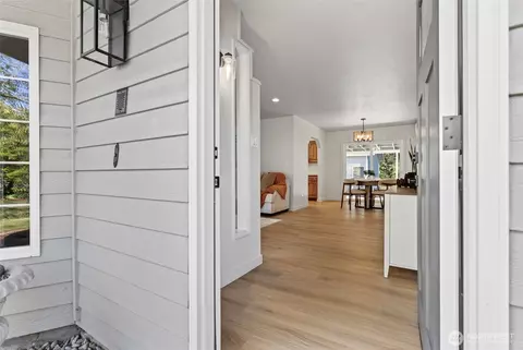 Entry Way - 2839 Parkview Dr, Longview, WA 98632 photo 1 of 2