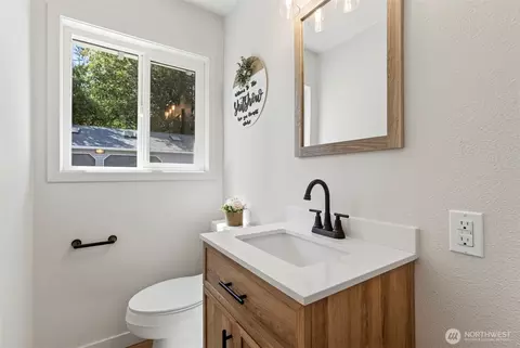 Bath - 2839 Parkview Dr, Longview, WA 98632 photo 4 of 4