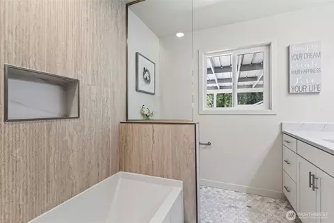 Bath - 2839 Parkview Dr, Longview, WA 98632 photo 1 of 4