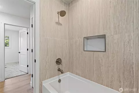 Bath - 2839 Parkview Dr, Longview, WA 98632 photo 3 of 4