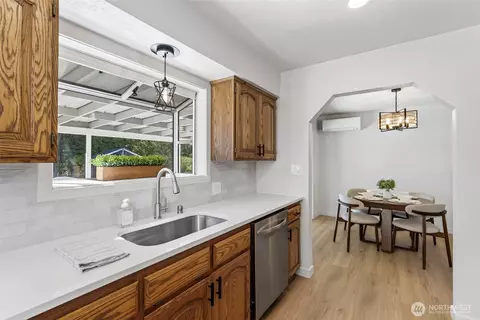 Kitchen - 2839 Parkview Dr, Longview, WA 98632 photo 2 of 5